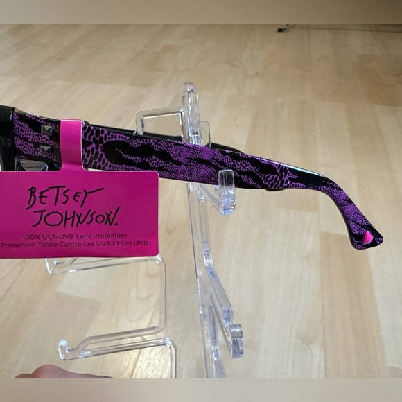Betsey Johnson 100% UVA-UVB Lens Protection - Picture 5 of 6